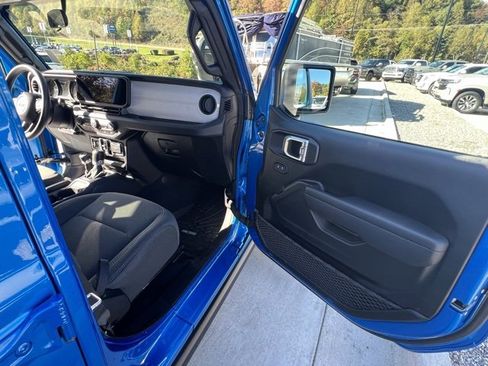 Used 2025 Jeep Gladiator Sport image 28