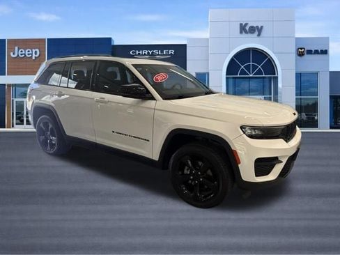 Used 2023 Jeep Grand Cherokee Altitude AWD/4WD image 10