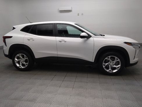 Used 2024 Chevrolet Trax LS w/ LS Convenience Package FWD image 11