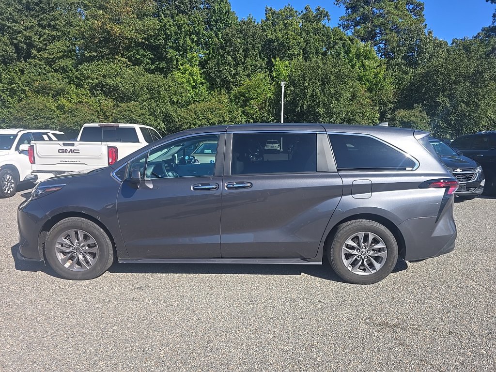 Used 2025 Toyota Sienna XLE FWD image 8