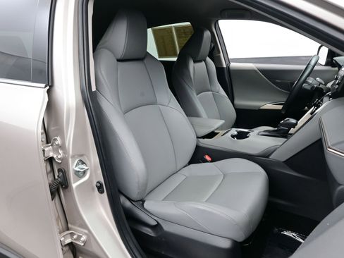 Used 2022 Toyota Venza XLE image 14