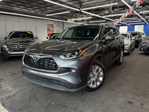 Used 2024 Toyota Highlander Limited AWD/4WD image 1