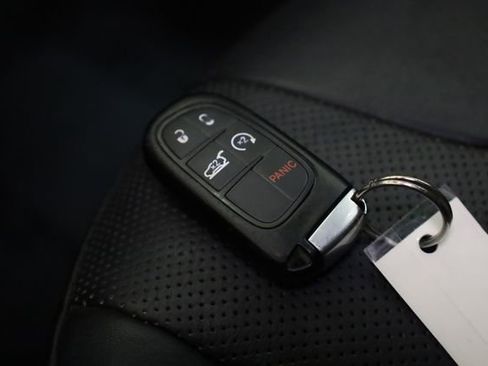 Used 2019 Jeep Cherokee Limited image 32