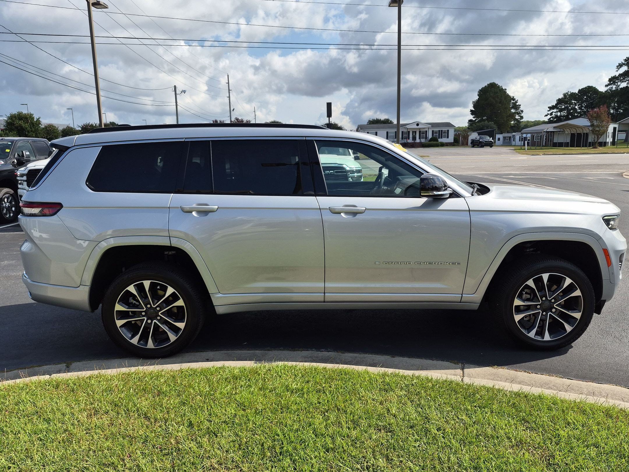 Used 2025 Jeep Grand Cherokee L Overland w/ Luxury Tech Group IV AWD/4WD image 4
