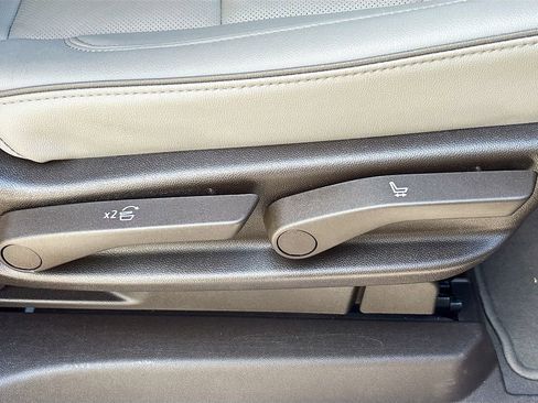 Used 2024 GMC Yukon XL SLT w/ SLT Luxury Package image 23