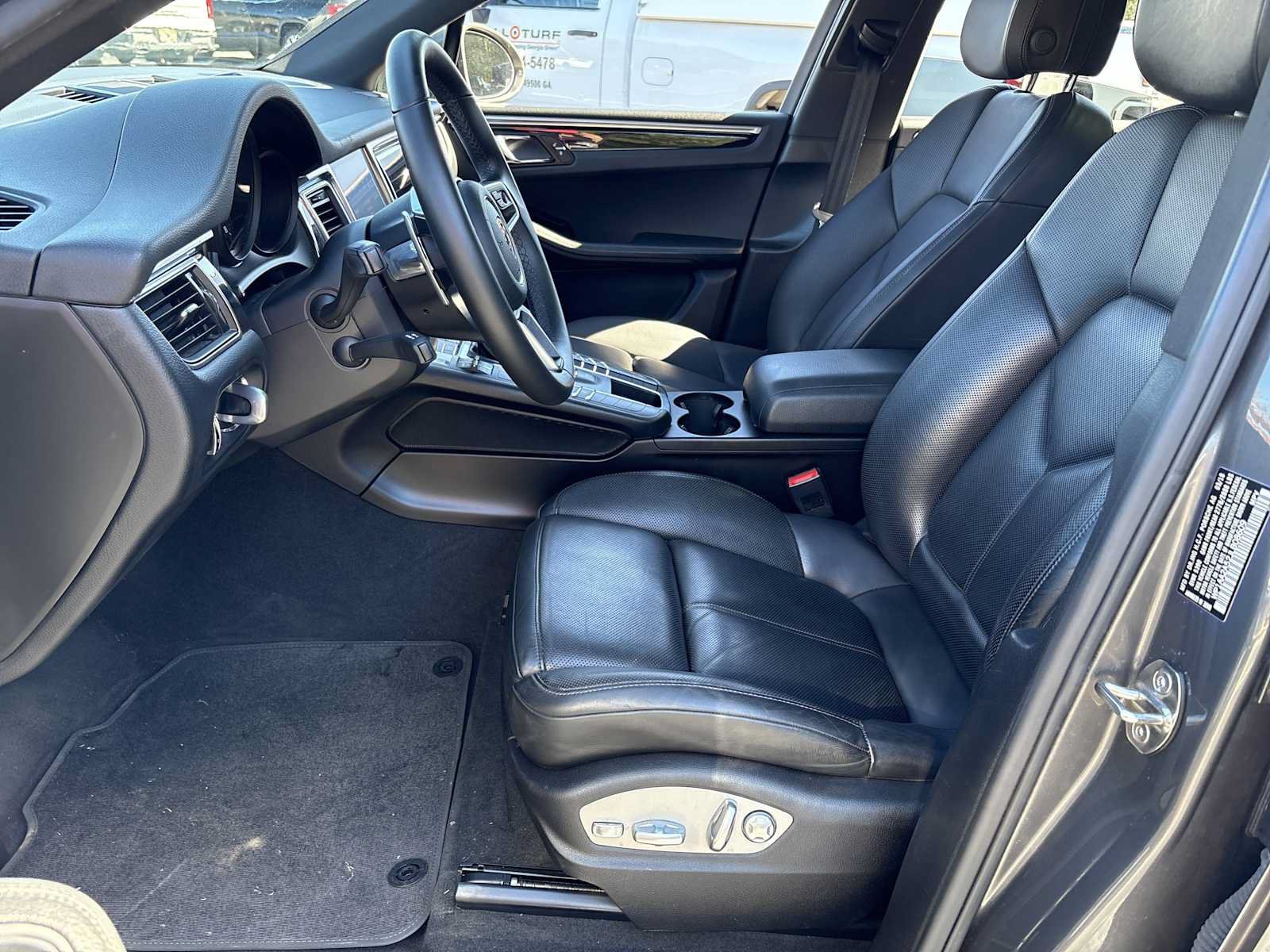 Used 2018 Porsche Macan AWD/4WD image 18