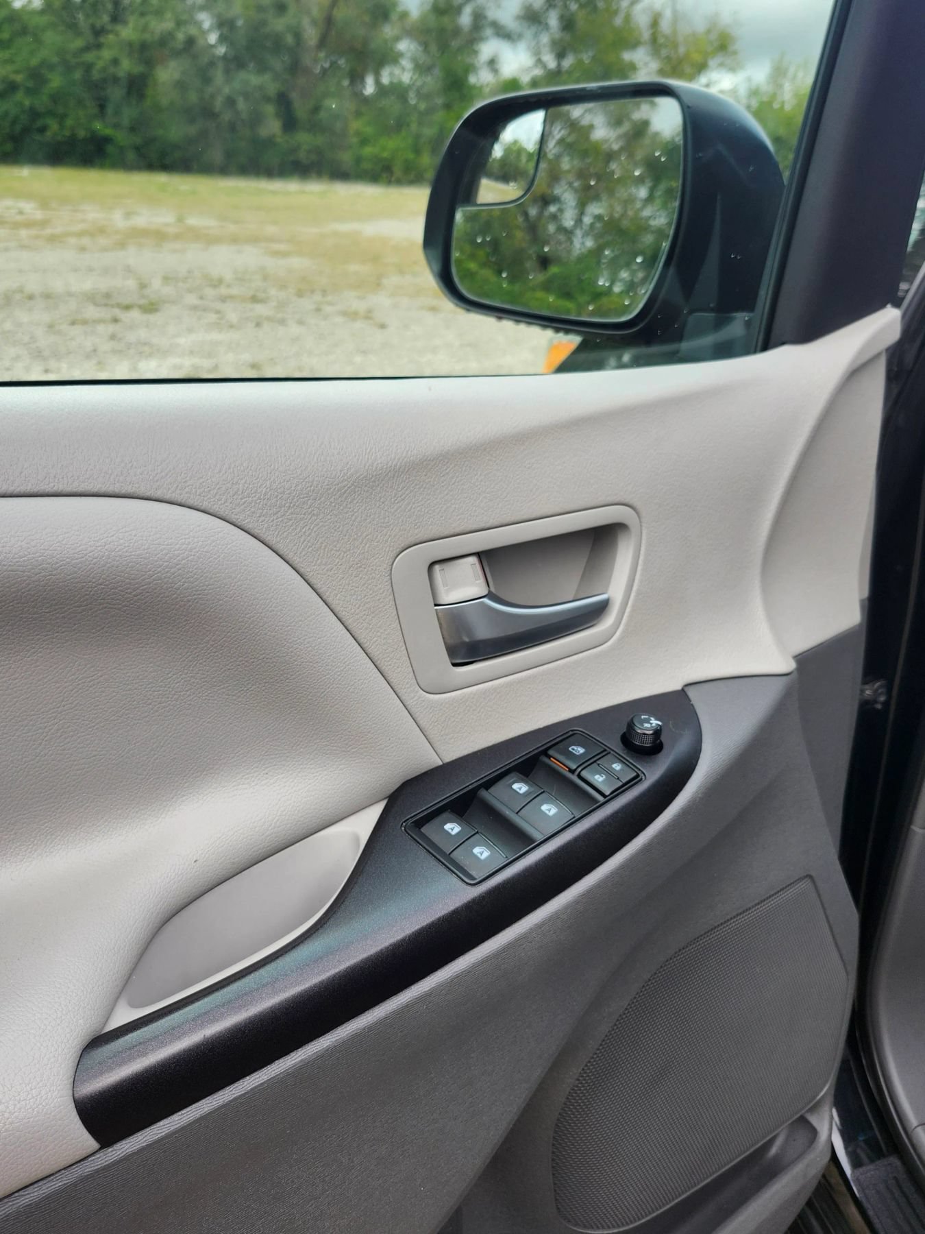 Used 2016 Toyota Sienna LE w/ Four Season Floor Mat Package FWD image 33