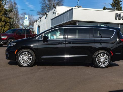 New 2026 Chrysler Pacifica Select image 10