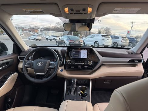 Used 2021 Toyota Highlander XLE image 26