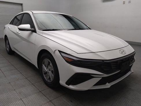 Used 2025 Hyundai Elantra SE FWD image 13