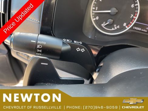 Used 2025 Nissan Pathfinder SL AWD/4WD image 16