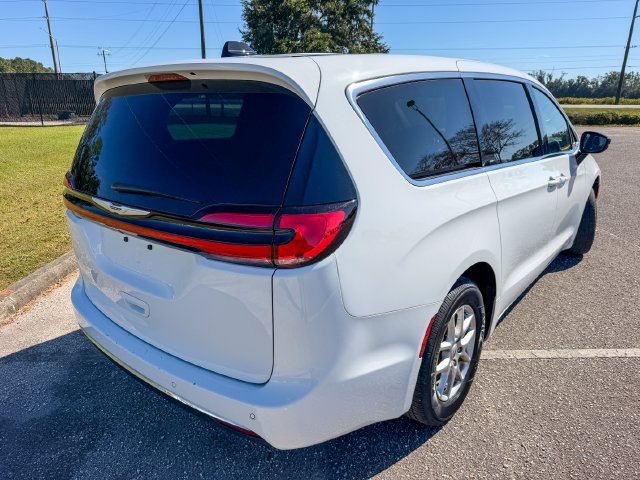 Used 2025 Chrysler Pacifica Select FWD image 3