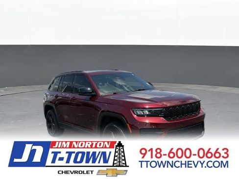Used 2025 Jeep Grand Cherokee Altitude AWD/4WD image 1