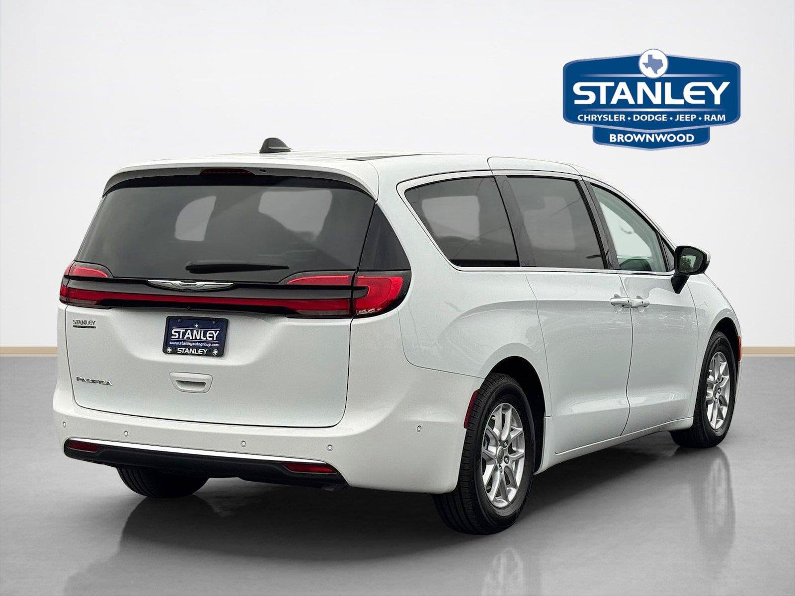 Used 2023 Chrysler Pacifica Touring-L FWD image 9