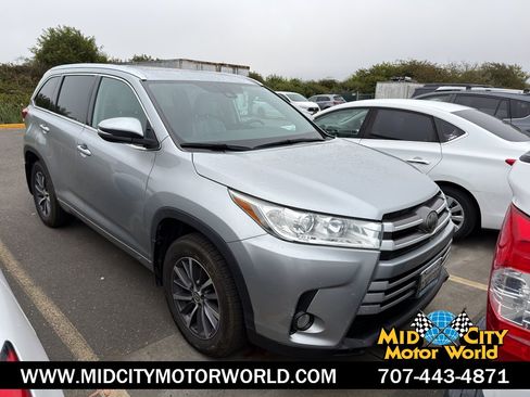 Used 2018 Toyota Highlander XLE AWD/4WD image 1