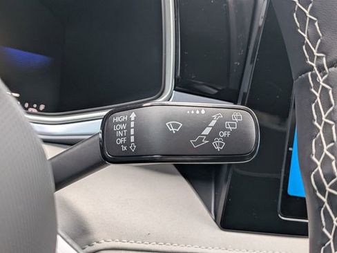 New 2026 Volkswagen Taos SE image 32