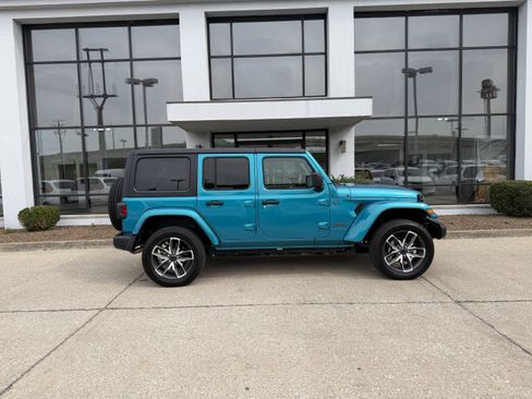 Used 2024 Jeep Wrangler Sport S image 3