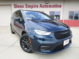 Used 2021 Chrysler Pacifica Touring-L w/ Uconnect Theater Family Group AWD/4WD video 1