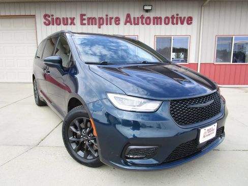 Used 2021 Chrysler Pacifica Touring-L w/ Uconnect Theater Family Group AWD/4WD image 1