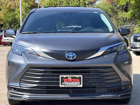 Used 2025 Toyota Sienna LE FWD image 7