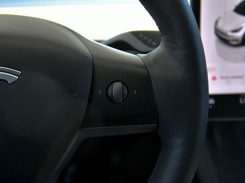 Used 2023 Tesla Model Y Long Range AWD/4WD image 28