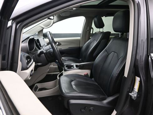 Used 2021 Chrysler Pacifica Touring-L w/ Uconnect Theater Family Group FWD image 20