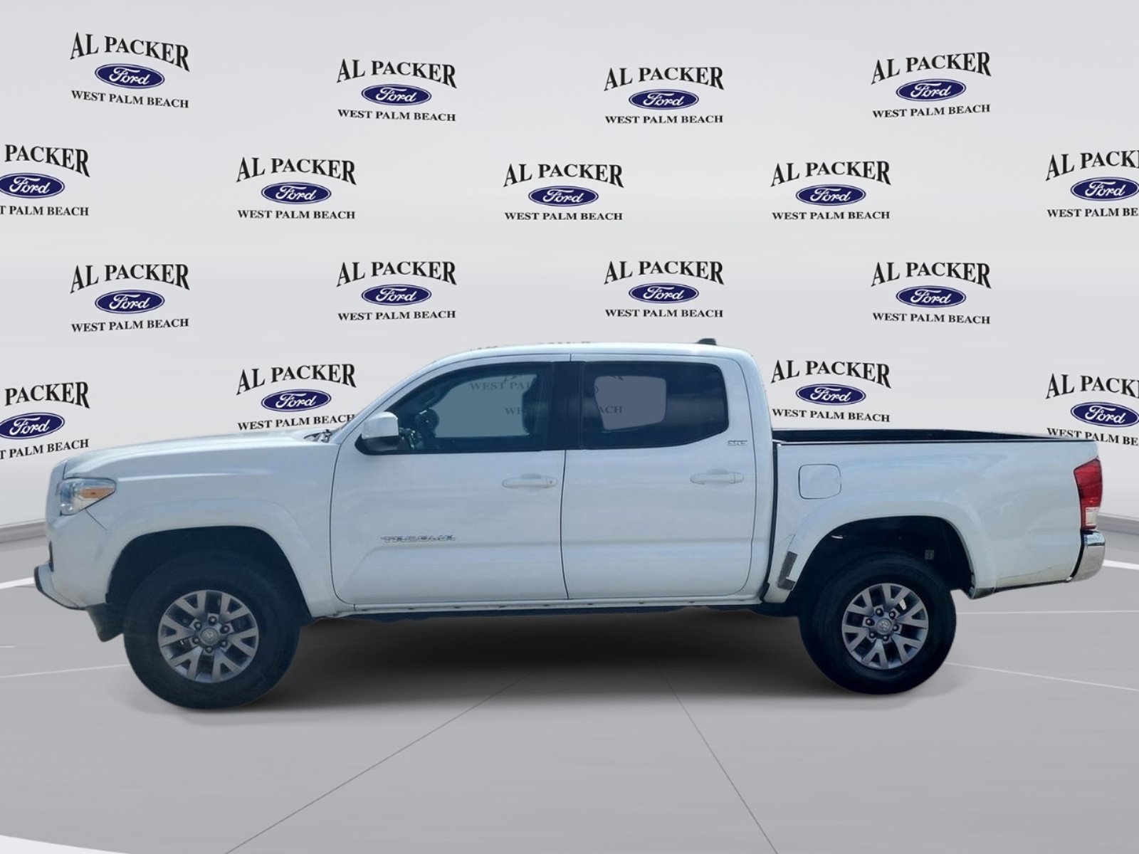 Used 2017 Toyota Tacoma SR5 w/ SR5 Appearance Package (SM) RWD image 2