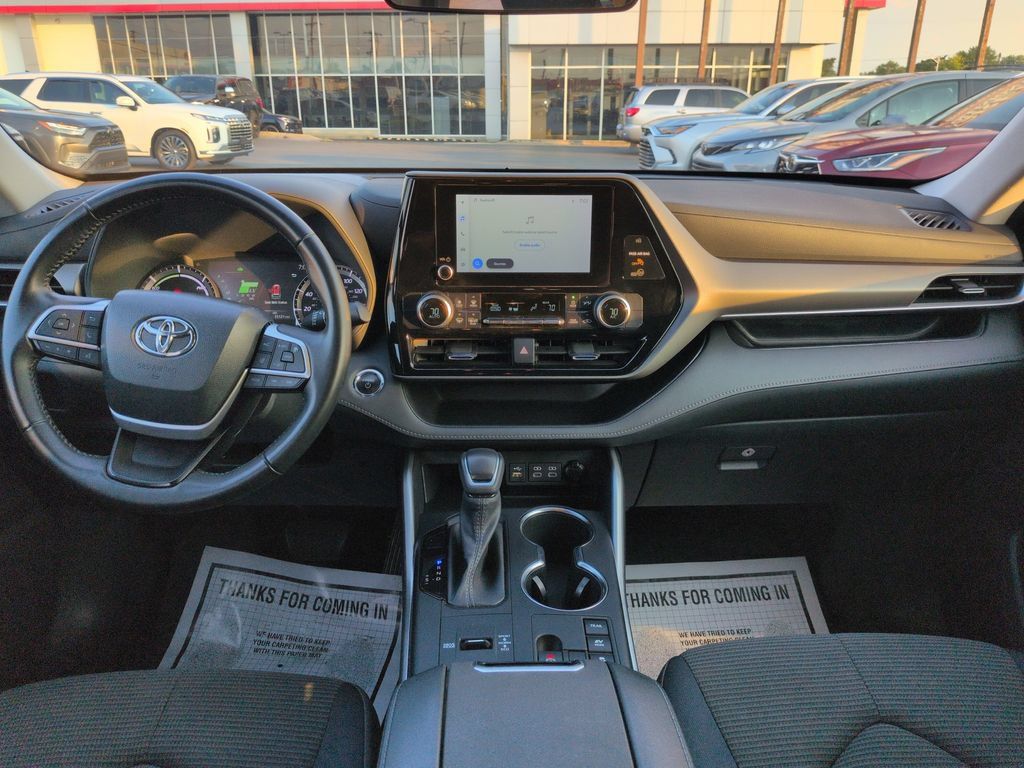 Used 2023 Toyota Highlander LE AWD/4WD image 12