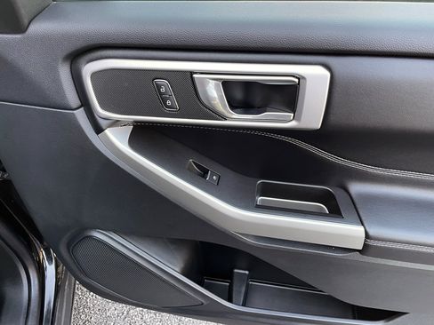 Used 2022 Ford Explorer XLT image 30