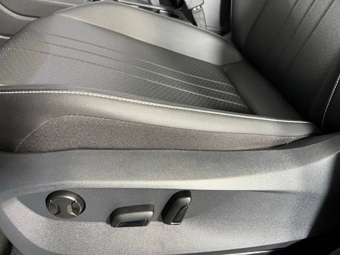 Used 2023 Volkswagen Tiguan SE R-Line image 21