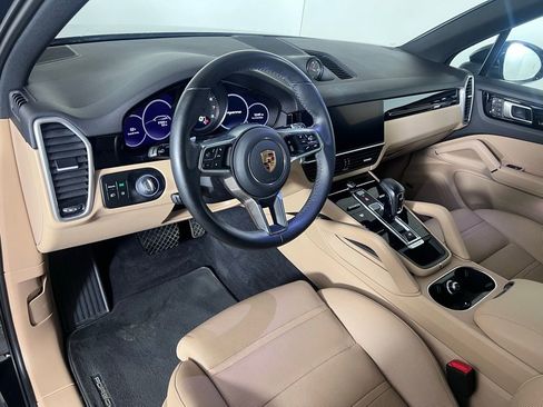 Certified 2023 Porsche Cayenne Platinum Edition image 4