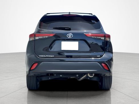 Used 2022 Toyota Highlander LE FWD image 4