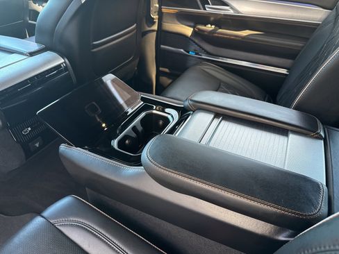 Used 2023 Jeep Grand Wagoneer Series III w/ Rear-Seat Entertainment Group image 19