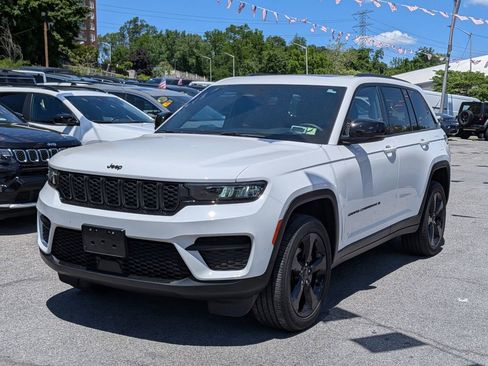 Used 2023 Jeep Grand Cherokee Altitude AWD/4WD image 2
