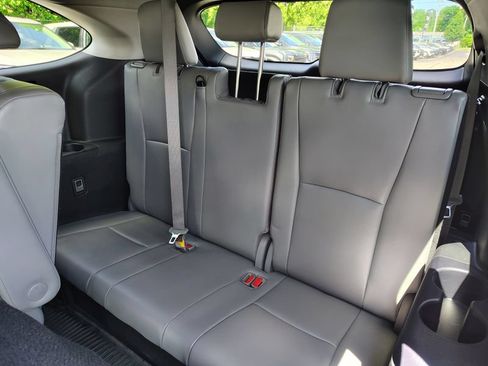 Used 2022 Toyota Highlander XLE AWD/4WD image 16
