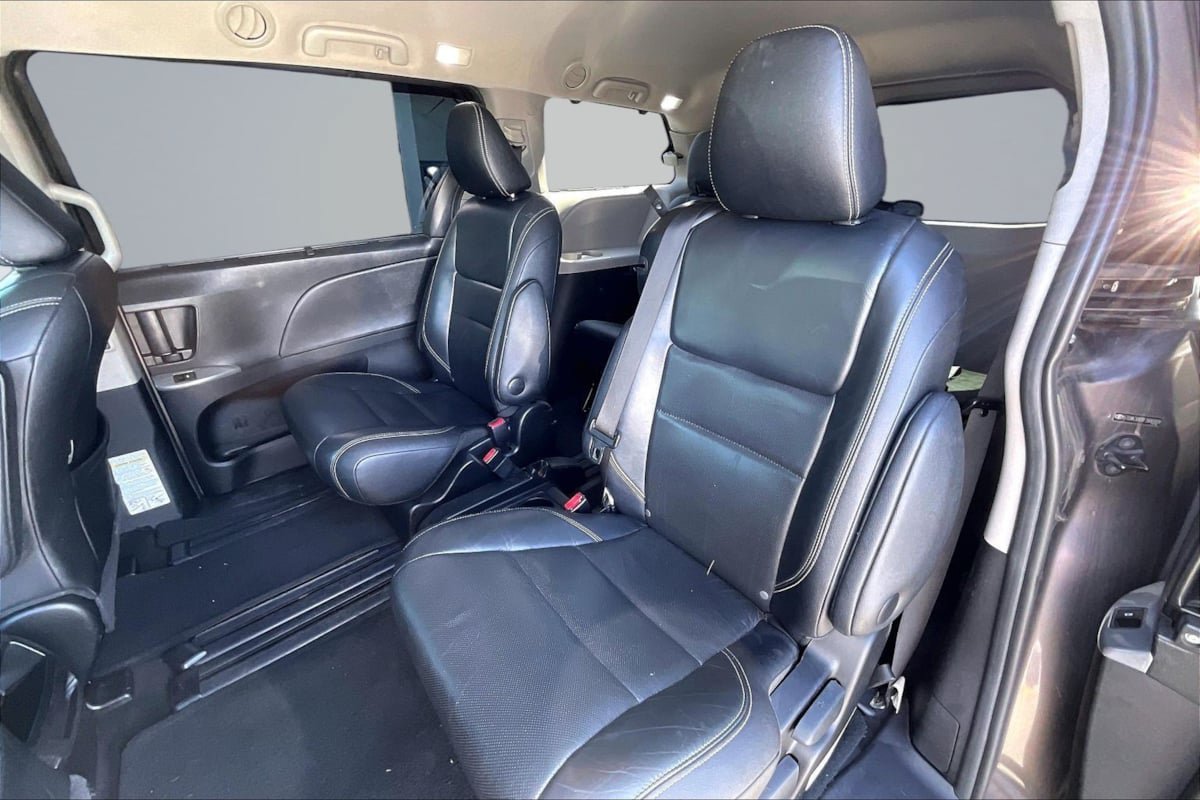 Used 2015 Toyota Sienna SE FWD image 26