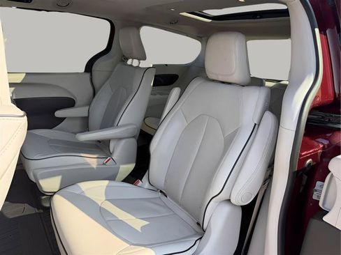 Used 2018 Chrysler Pacifica Limited w/ Advanced Safetytec Group FWD image 26