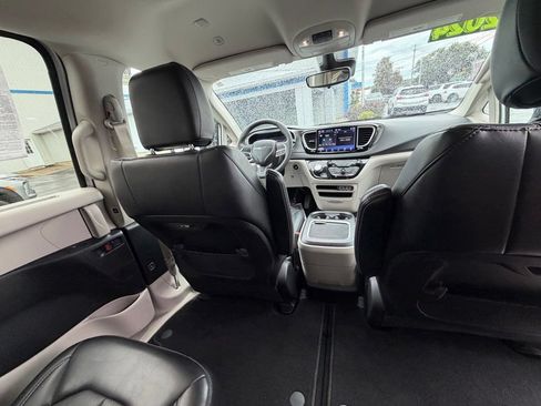 Used 2024 Chrysler Pacifica Touring-L FWD image 17