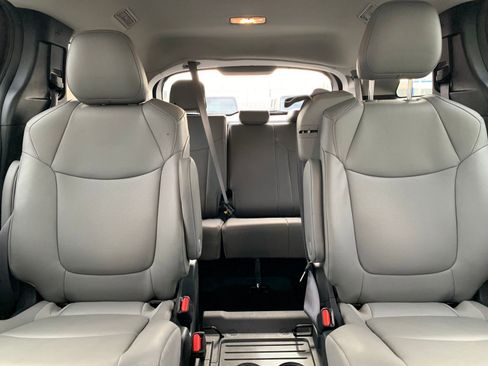 Used 2025 Toyota Sienna XLE image 41