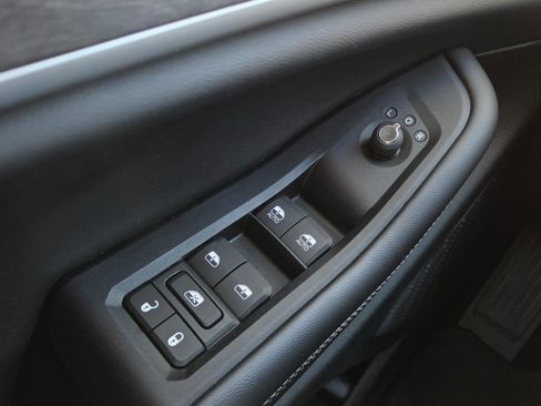 Used 2023 Jeep Grand Cherokee Limited w/ Black Appearance Package image 15