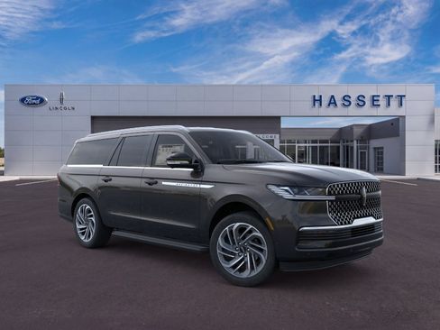New 2026 Lincoln Navigator L Premier AWD/4WD image 7