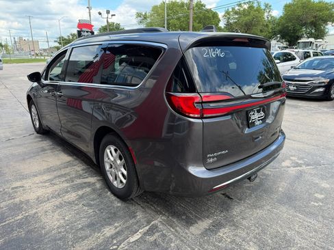 Used 2022 Chrysler Pacifica Touring-L FWD image 5