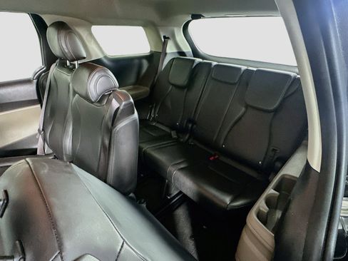 Used 2025 Kia Carnival FWD image 30
