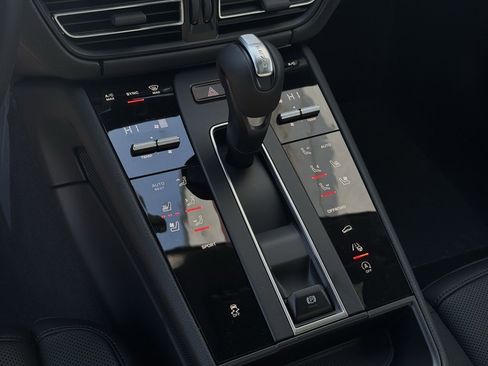 Used 2025 Porsche Macan image 40