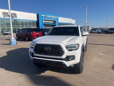 Used 2022 Toyota Tacoma TRD Off-Road image 2