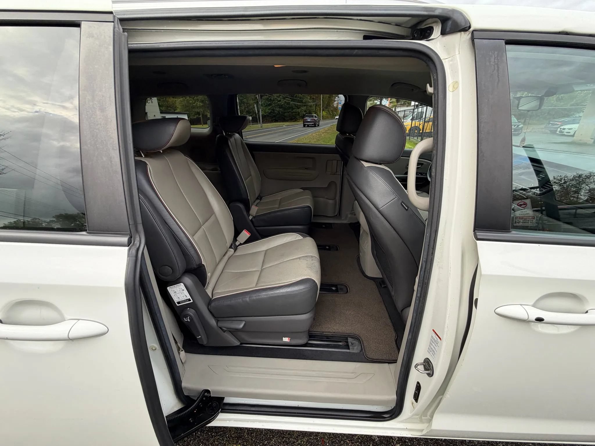 Used 2016 Kia Sedona LX w/ LX Essentials Premium Package FWD image 16