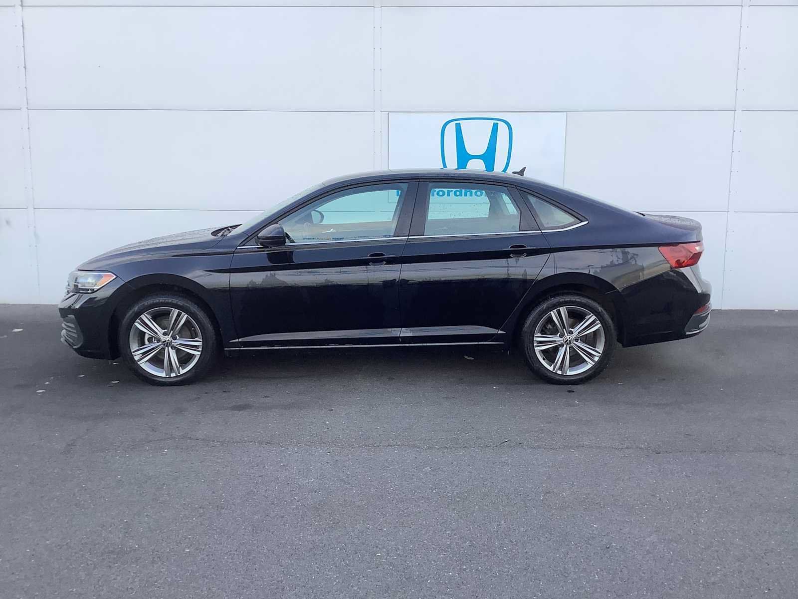 Used 2024 Volkswagen Jetta SE FWD image 2