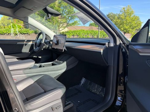 Used 2023 Tesla Model Y Long Range AWD/4WD image 28