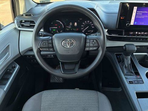 Certified 2025 Toyota Sienna LE FWD image 15