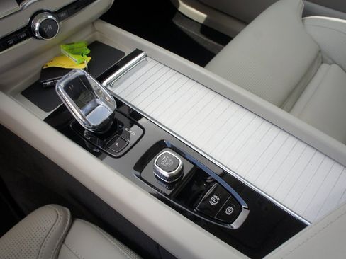 New 2026 Volvo XC60 B5 Ultra w/ Protection Package Premier image 13